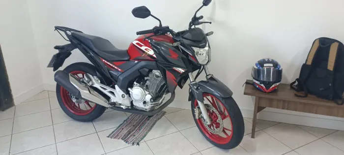 Linda Honda Twister CBS Vermelha 2020.