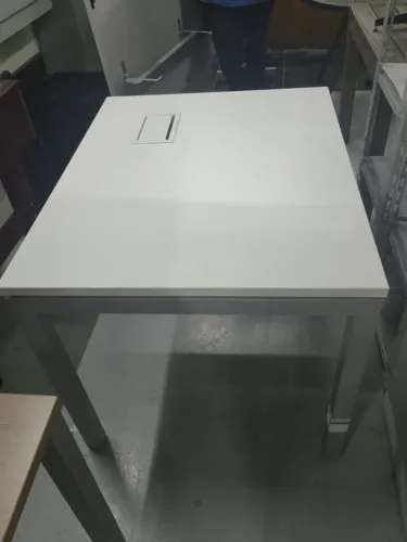 Mesa de Escritório com caixa de tomadas
