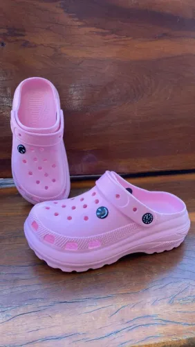 Sandálias Crocs Rosa - Conforto e Estilo!