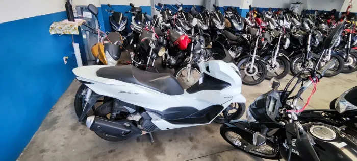 Honda PCX 160 branca 2024 Shalon veículos Cariacica