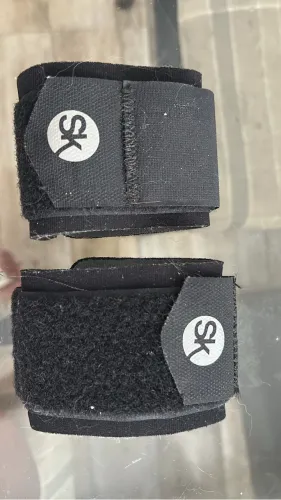 Vendo par de munhequeiras pretas