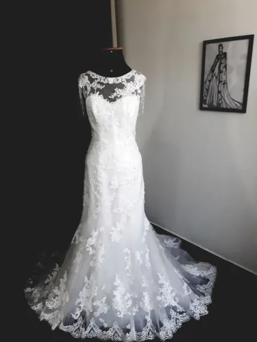 Vestido de noiva elegante com detalhes em renda