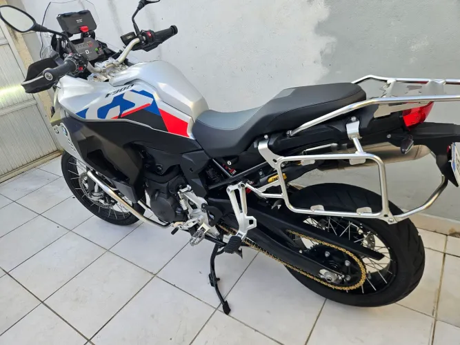 BMW F 900 GS ADVENTURE 2025 CINZA - MAXIMA  CONFIANÇA PARA GRANDES VIAGENS
