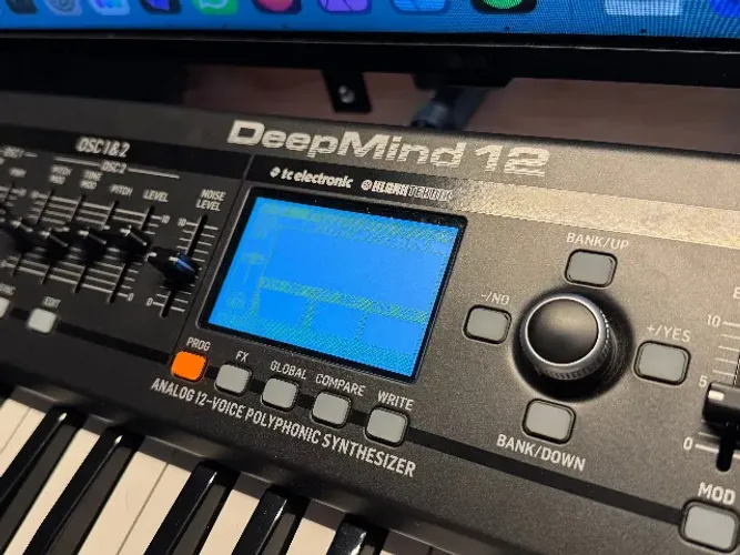 Sintetizador Behringer DeepMind 12 - Estado de novo