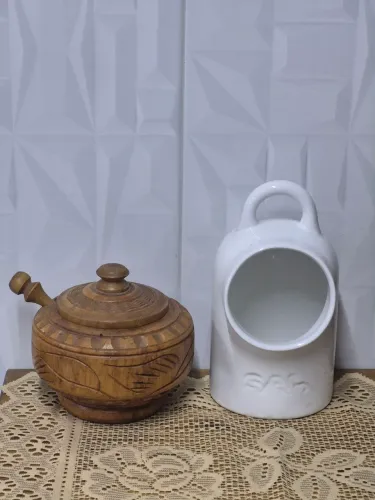 Potes de madeira e cerâmica para cozinha