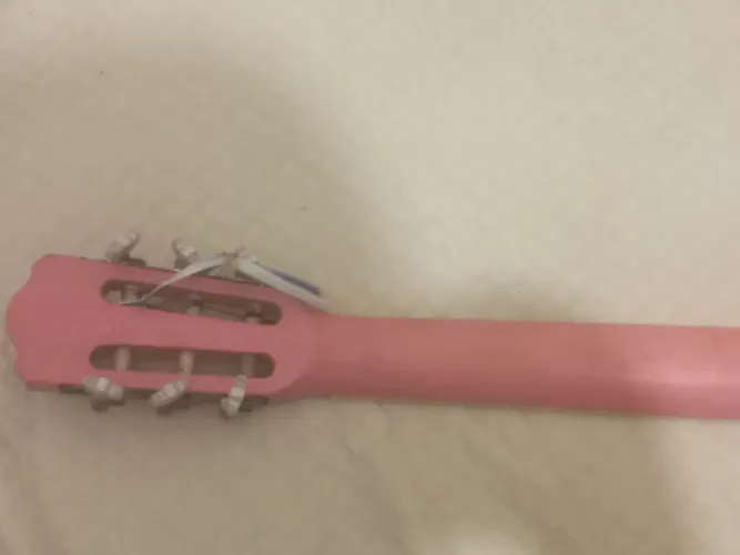 Violão rosa em ótimo estado 