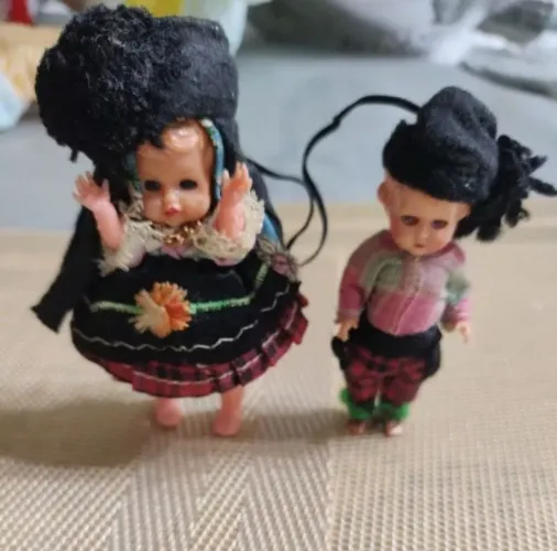 MINI BONECA ANTIGA PORTUGUESA CASAL ROUPA TÍPICA QUE ABRE E FECHA OS OLHOS