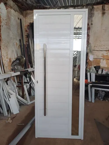 Urgente porta de sala aluminio branco 210/100 com puxador 45 cm valor 1400.