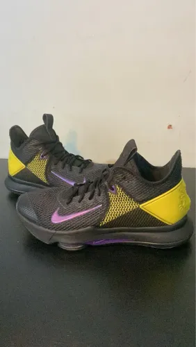 Tênis Nike LeBron Witness IV