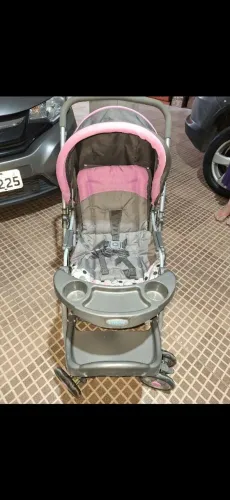 Carrinho de bebê compacto e prático