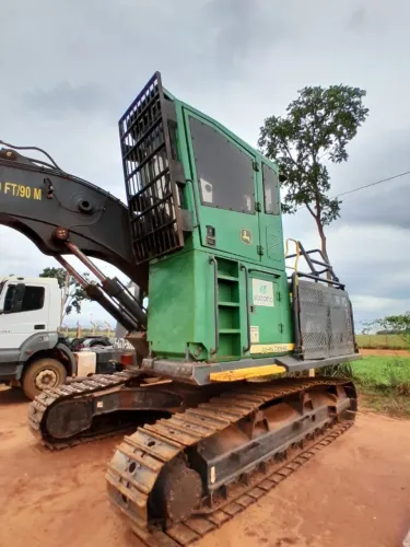 escavadeira john deere 2144G com garra florestal potenza 