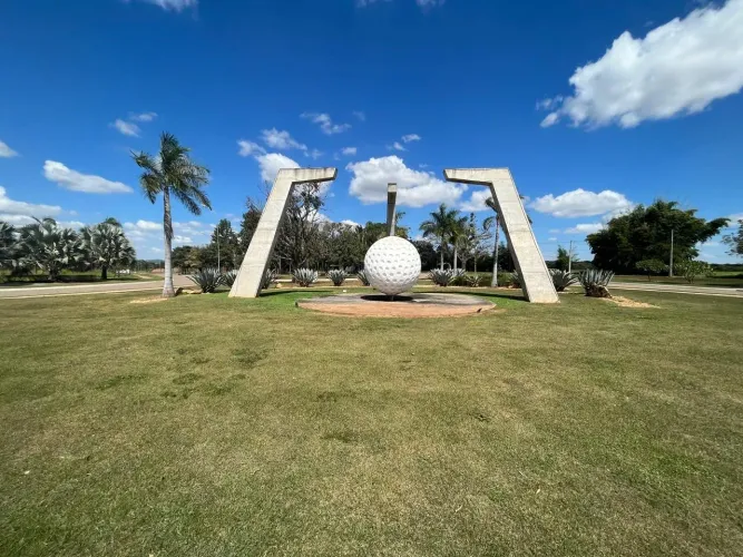 Terreno na coroa do Campo de Golfe, Residencial Goiânia Golfe Clube, com a excelente área