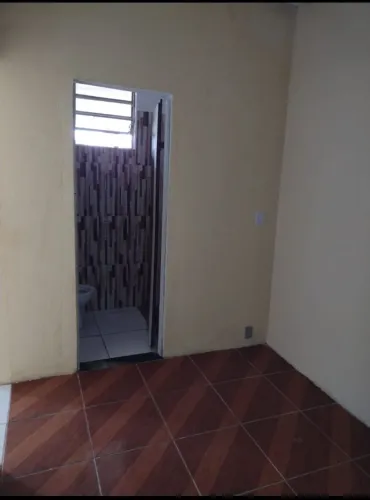 Casa com quarto, sala, cozinha e banheiro
