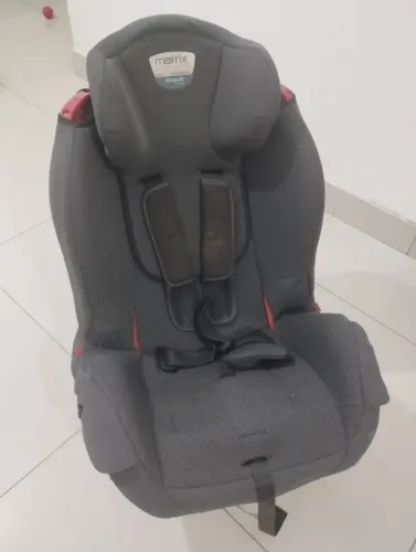Cadeira de transporte para carro para crianças de até 25Kg.