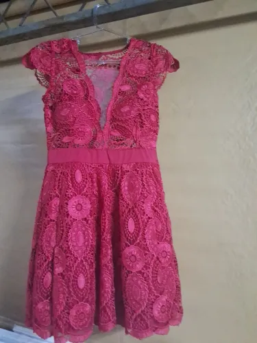 Vestido feminino Vermelho rosado de renda com decote em V