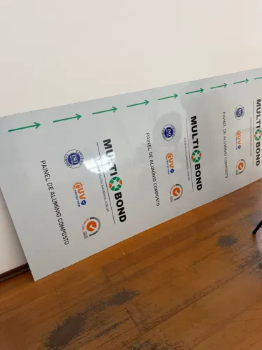 Placa em ACM preta