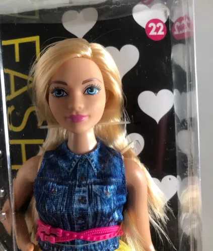 Barbie Fashionista Curvy 22