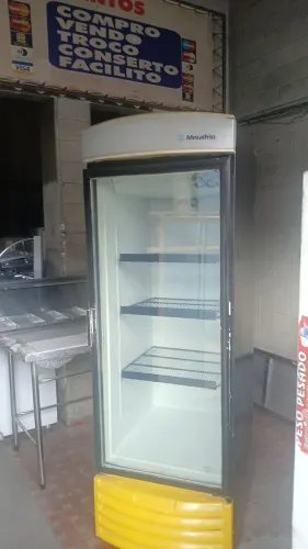 Geladeira expositora e freezer e cervejeira