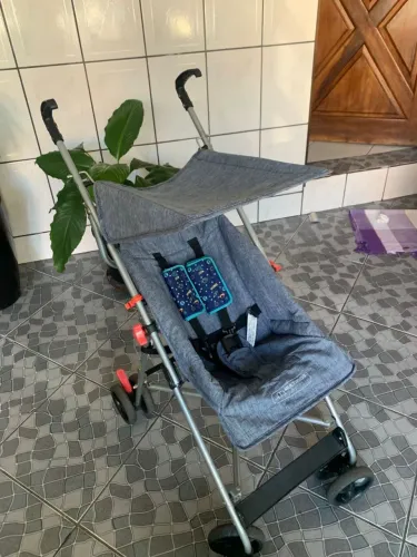 Carrinho de bebe guarda chuva