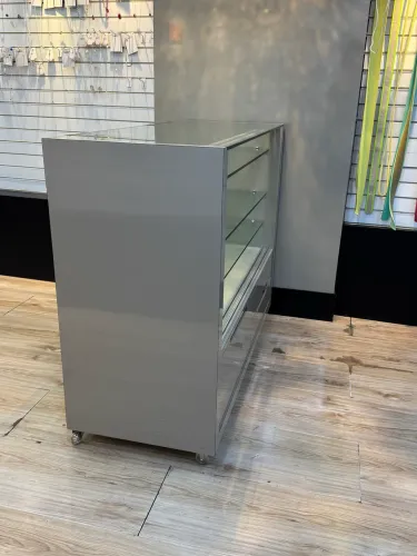 Balcão vitrine com prateleira