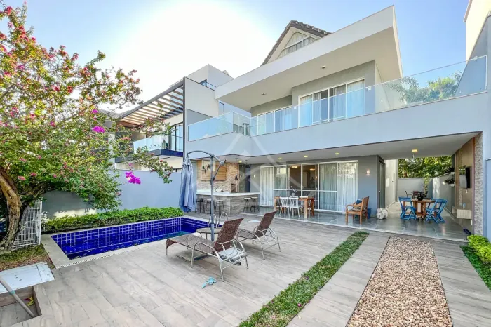 Casa Triplex Porteira Fechada com 3 Quartos, Piscina e Área Gourmet