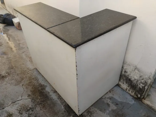 Balção metelico com tampo de granito