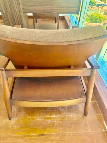 Poltronas Estilo Clássico (Madeira + Estofado Marrom) - Elegante e Confortável