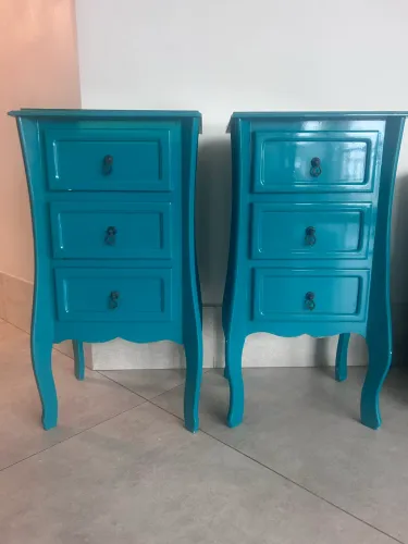 Duas mesas de cabeceira