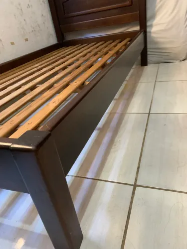 Cama de Solteiro de Madeira - Resistente e Conservada