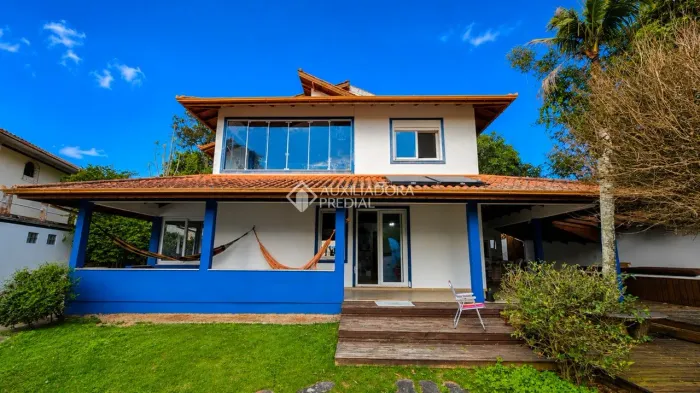 Casa de 4 dormitórios a 180 metros da Praia no Morro das Pedras