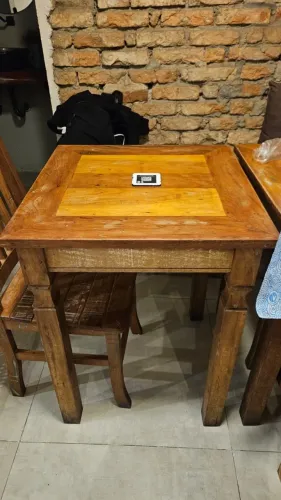 Conjunto Rústico de Madeira de Demolição: 2 Mesas 60x60 + 5 Cadeiras