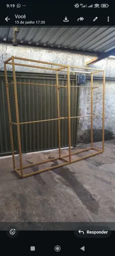 Arara pra loja de roupas