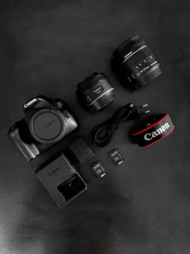 Canon EOS Rebel SL3 + 18-55mm + 50mm f/1.8 STM + cartões SD