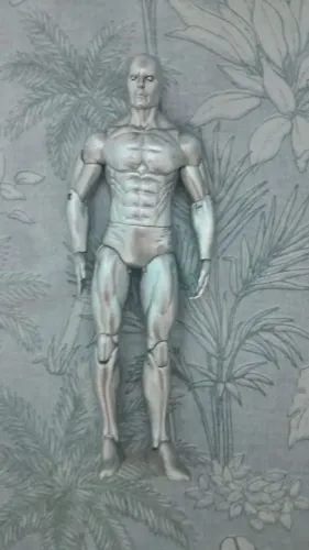 Figure surfista prateado sem a prancha