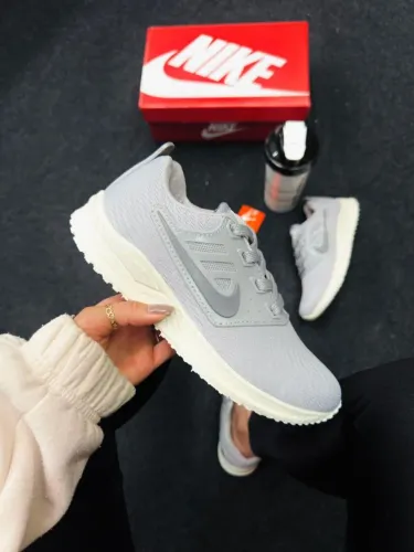 Tenis nk run Swift com a e bege 