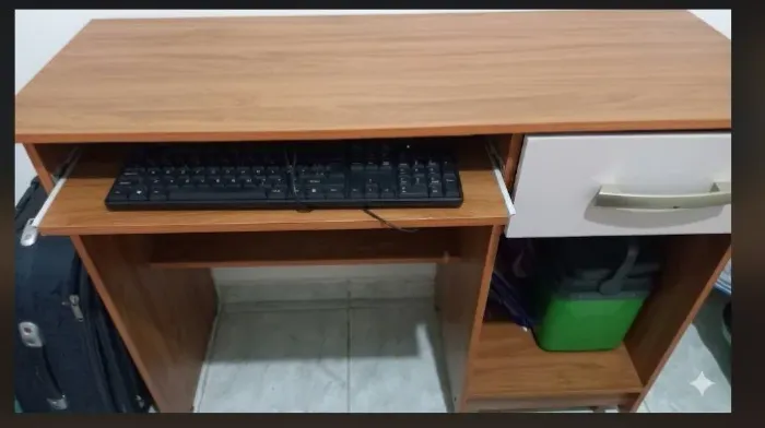 Mesa de computador com 1 gaveta