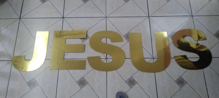 Vende ou negocia letra com o nome JESUS em ACM dourado, muito lindo.