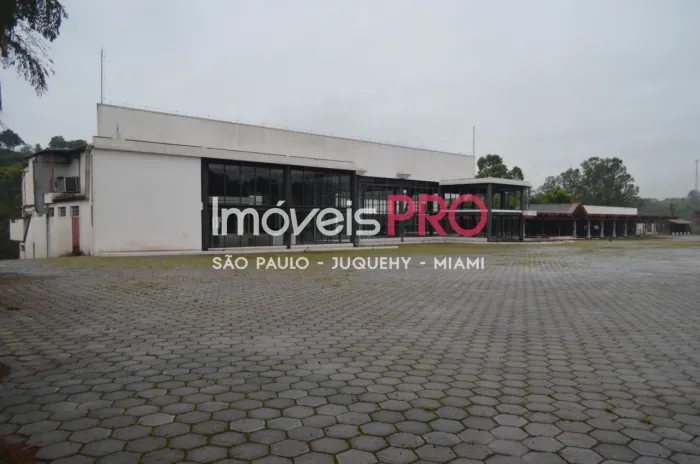 Complexo Comercial às Margens da Rodovia Castelo Branco sentido interior
