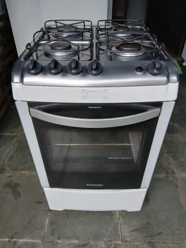 Fogão electrolux 4 bocas funcionando perfeitamente bocas e forno. 