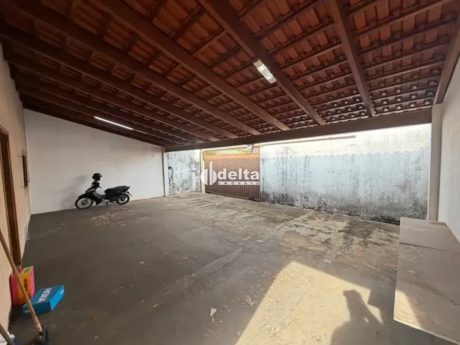Casa residencial com 3 quartos disponível para locação no bairro Granada em Uberlândia-MG