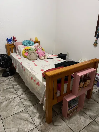Cama de solteiro de madeira maciça