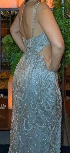 vestido de festa formatura - longo pedraria prata e calda