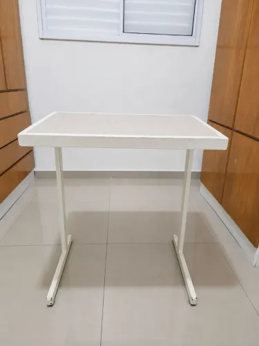 Mesa estilo carteira escolar em Ferro pintado