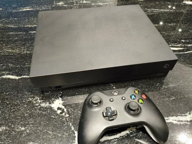 Vendo Xbox One X em perfeito estado