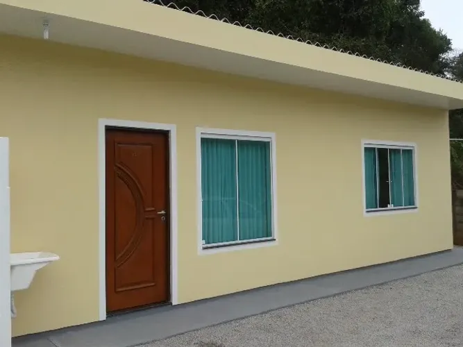 Casa de 2 quartos e garagem