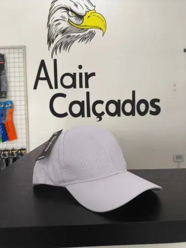 Boné disponível