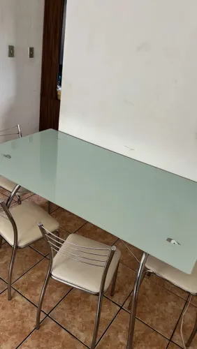 Mesa de Jantar com Tampo de Vidro + 4 Cadeiras