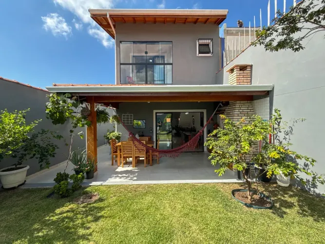 Casa a venda com 3 suítes e piscina no Centro de Guararema-SP