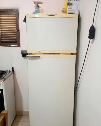 Geladeira duas portas Consul, Frost Free bem conservada