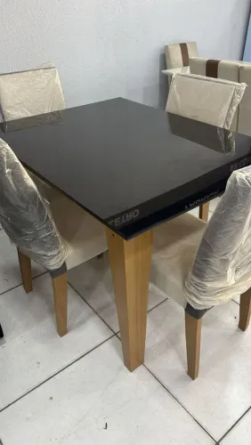 Conjunto sala de jantar Kate com 4 cadeiras 